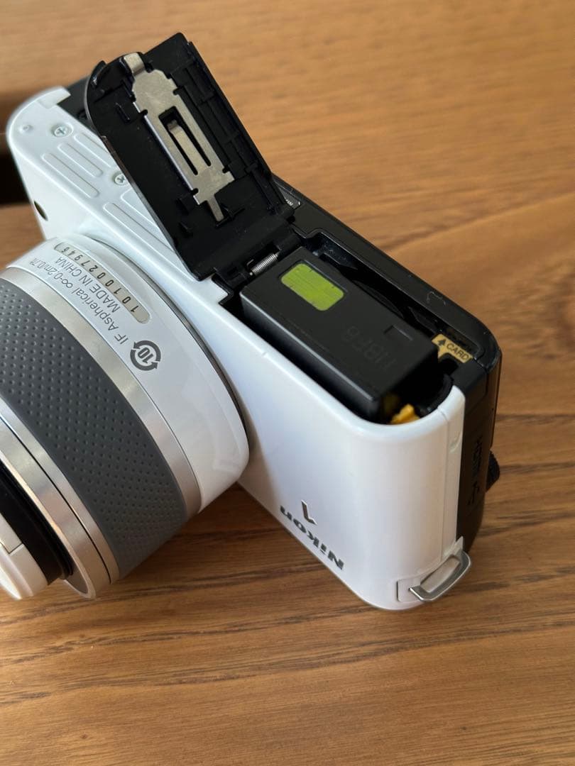 Nikon 1 J1 ホワイト NIKKORレンズ付き 訳あり ミラーレス一眼