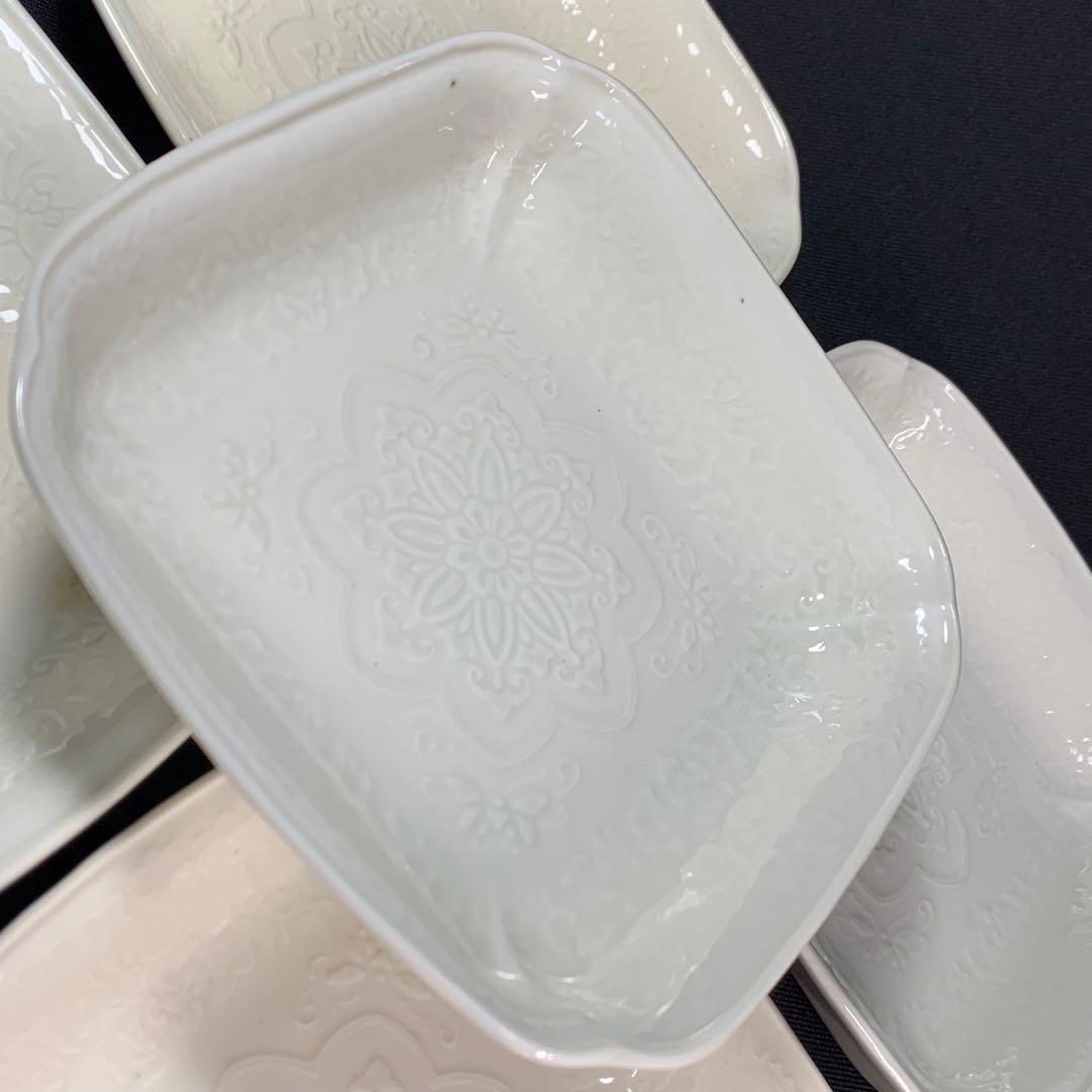 K542☆古い 愛媛 砥部焼 向井製 淡黄磁膾皿 5人前 陽刻 白磁 共箱付