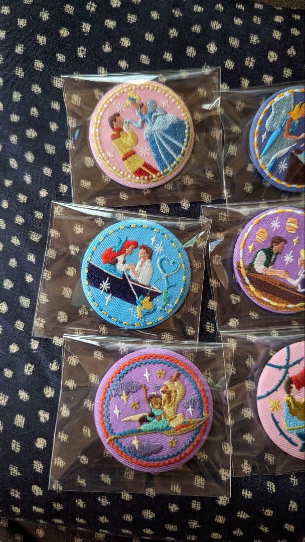 Disney Characters 刺繍缶バッジビスケットの缶バッジコンプリート