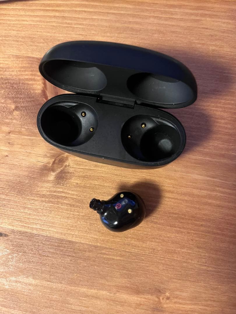 SONY WF-1000XM5 ケースと右耳のみ