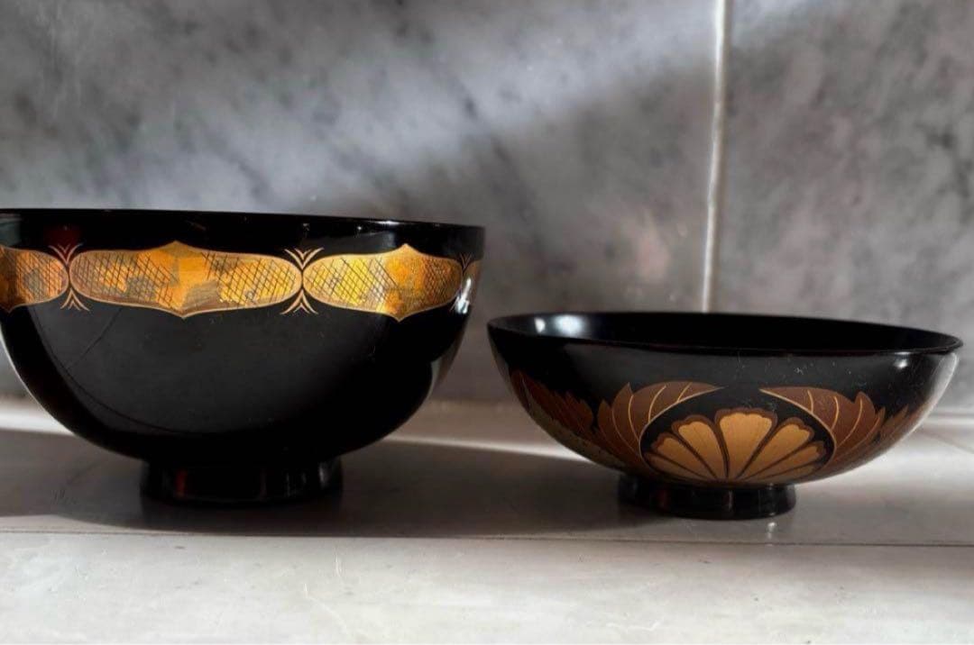 ふんだんに使われた金彩やお花、幾何学模様が美しい絢爛豪華な木製