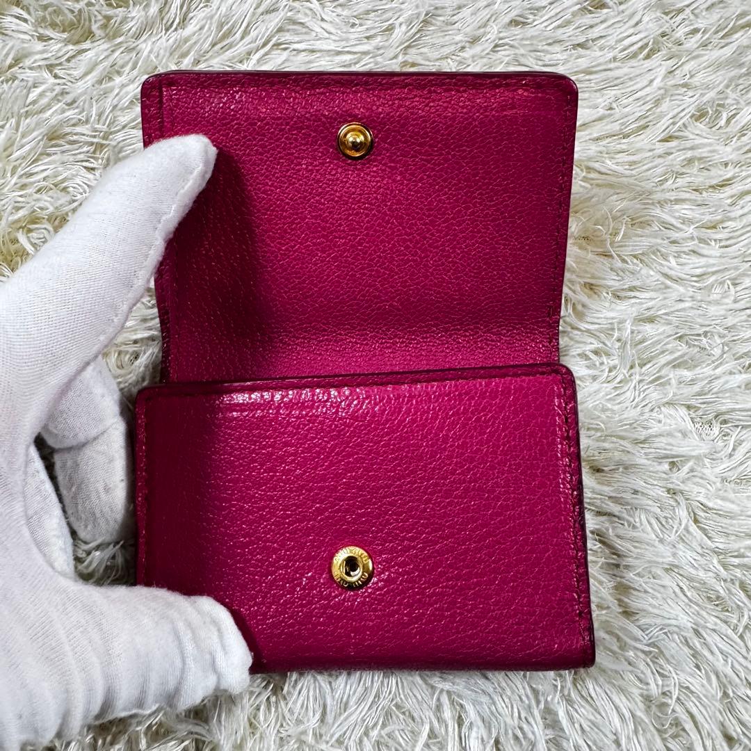 大人気✨ミュウミュウ　三つ折り財布　マドラスレザー　ゴールド金具　シボ　ピンク