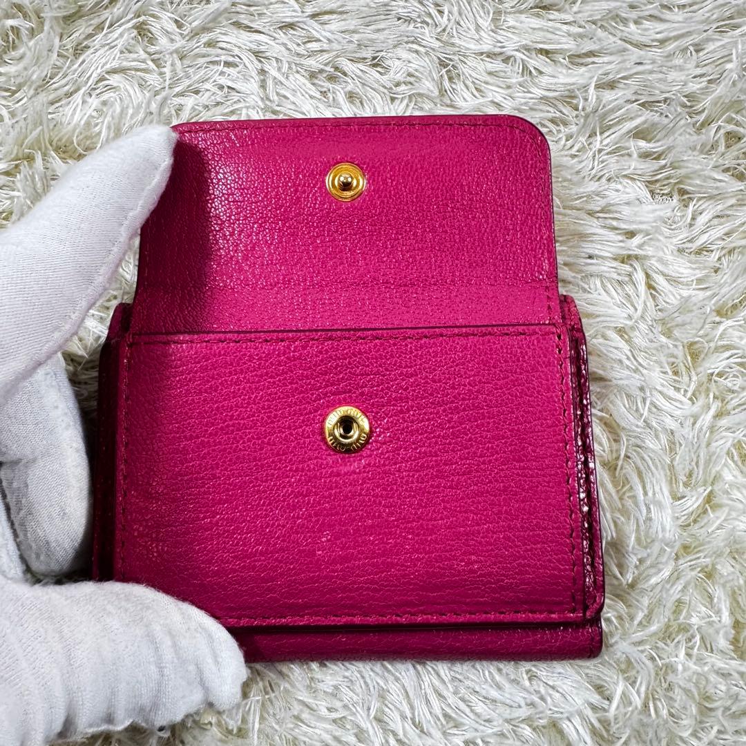 大人気✨ミュウミュウ　三つ折り財布　マドラスレザー　ゴールド金具　シボ　ピンク