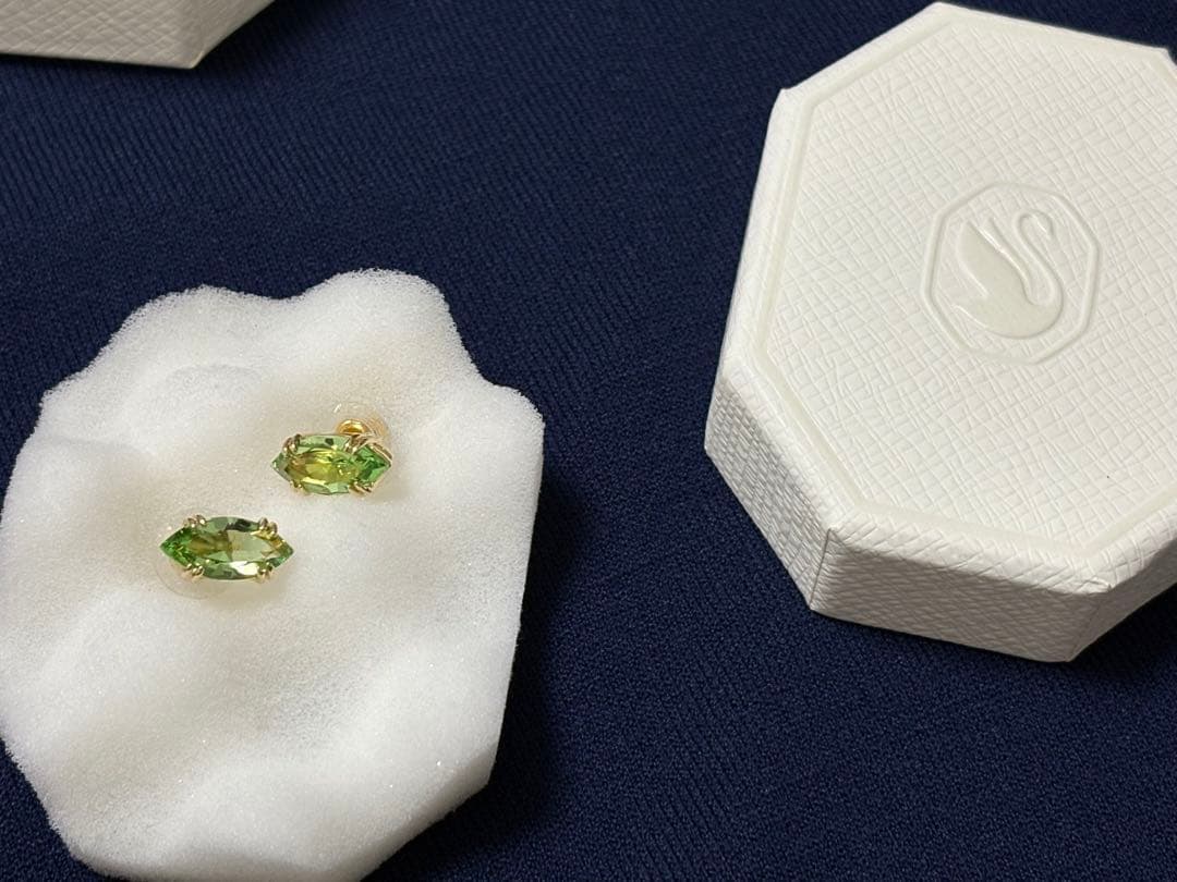 SWAROVSKI gema グリーンスタッドピアス スワロフスキー☘︎Gema
