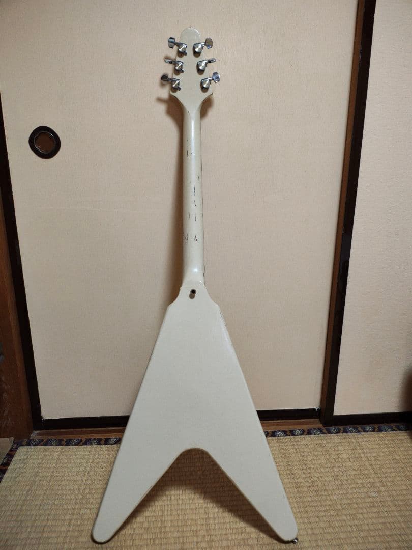 ジャパンビンテージ　フライングVエレキギター ベージュ　 ギターケース付