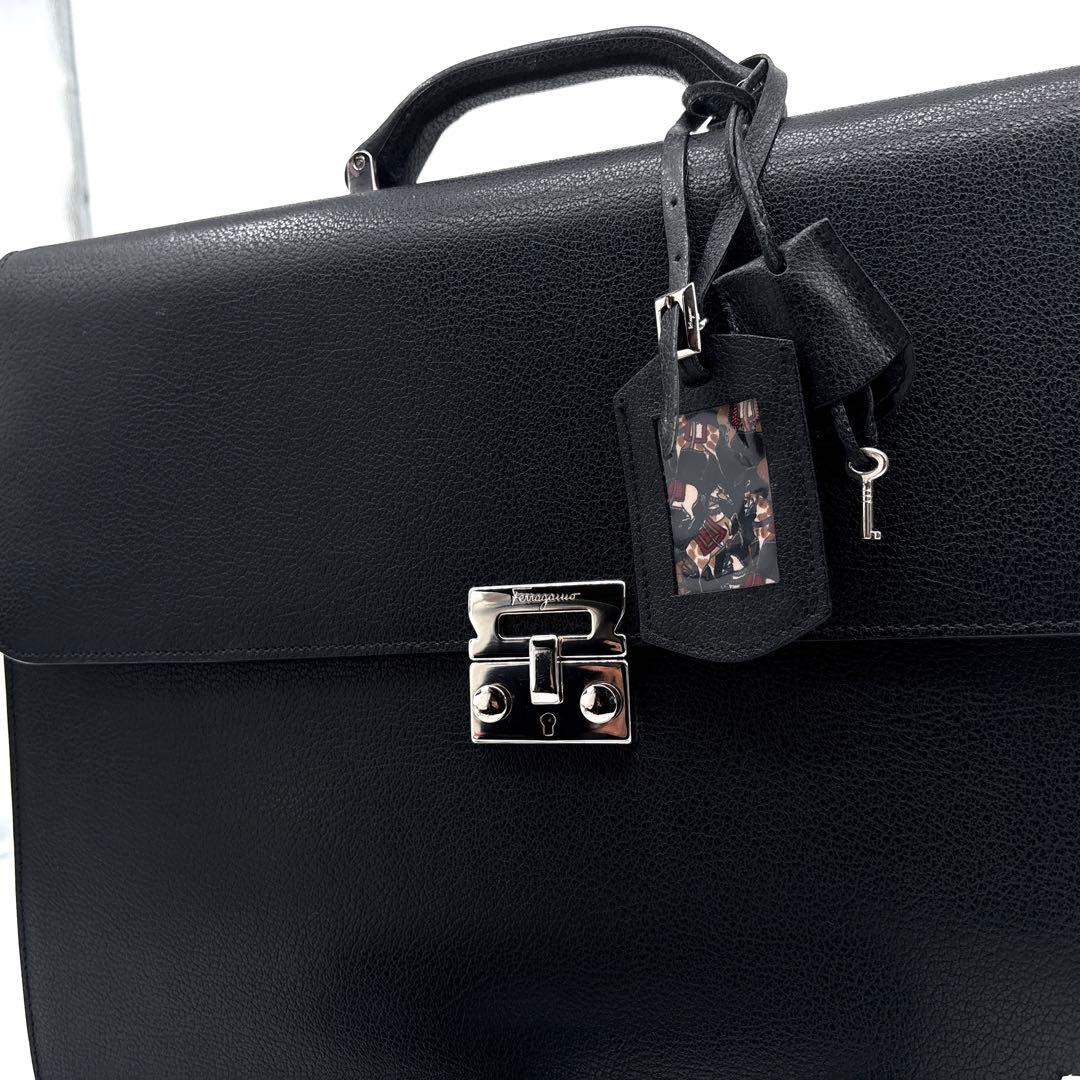 【極美品】フェラガモ　ブリーフケース　ビジネスバッグ　レザー　革　金具　鍵付　黒