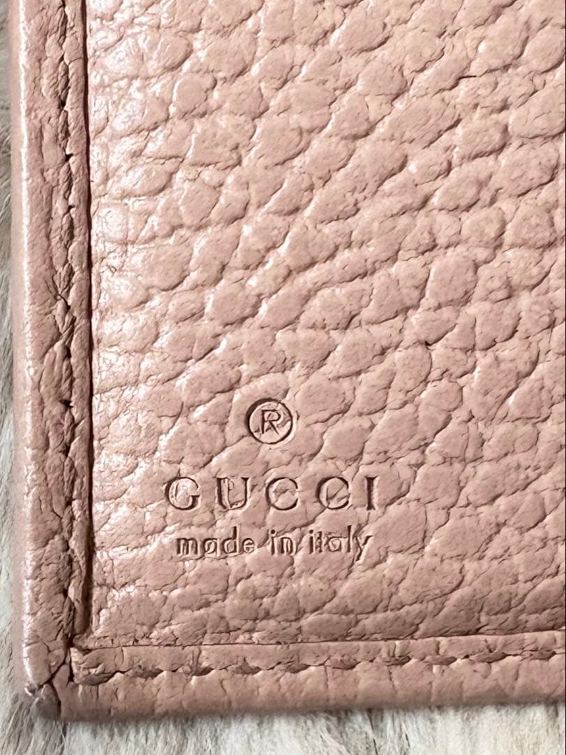 GGロゴ ピンクレザー 二つ折り財布