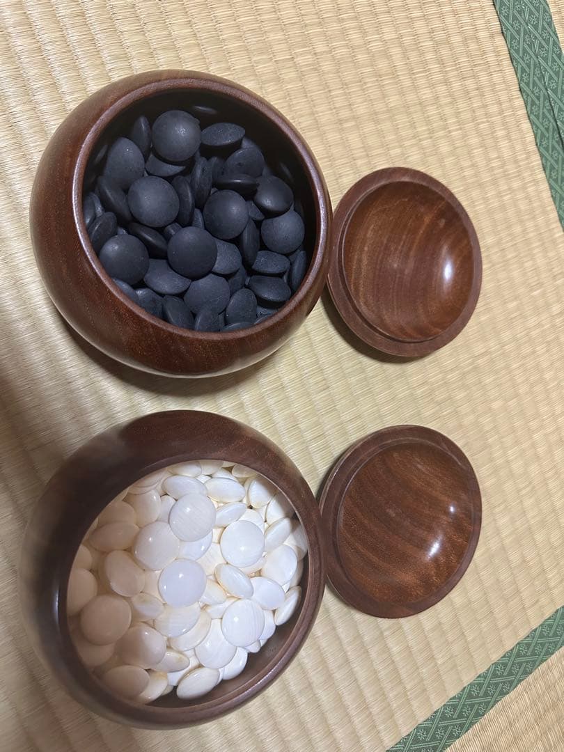 本榧・碁石・花梨碁笥　　　　　　　高級本蛤白石・那智黒石