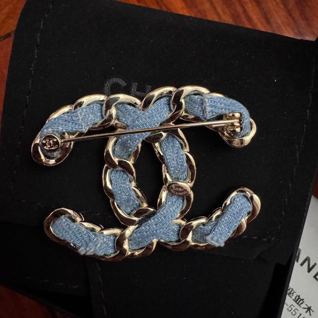 コーデのポイントに☆ CCロゴ ブローチ｜大人コーデのアクセント