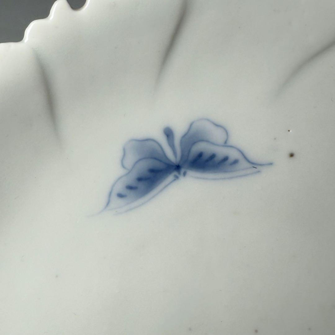 後期鍋島　染付蝶文牡丹形皿　1830-1870　「将軍家への献上鍋島」　同手掲載