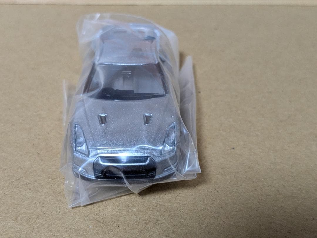 Nissan GT-R シルバー 2008 TOMY 1/64
