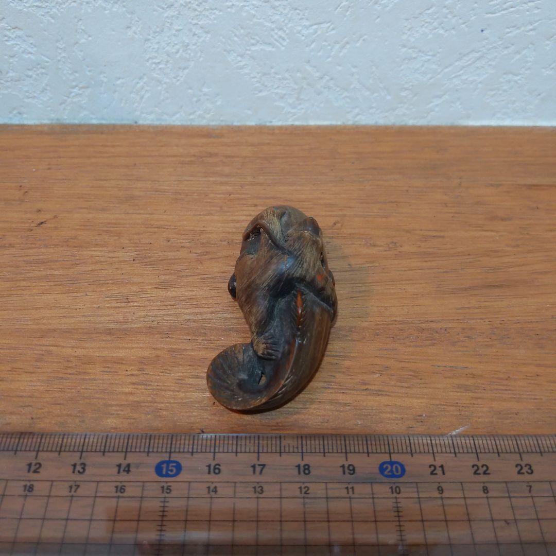 時代提物 縁起物根付 木彫 在銘【大鯰を押さえつける猿】長約7.2