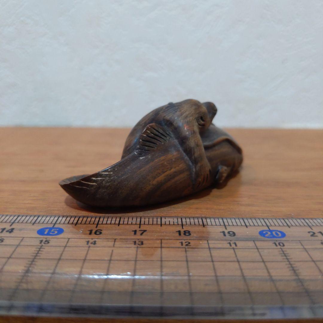 時代提物 縁起物根付 木彫 在銘【大鯰を押さえつける猿】長約7.2