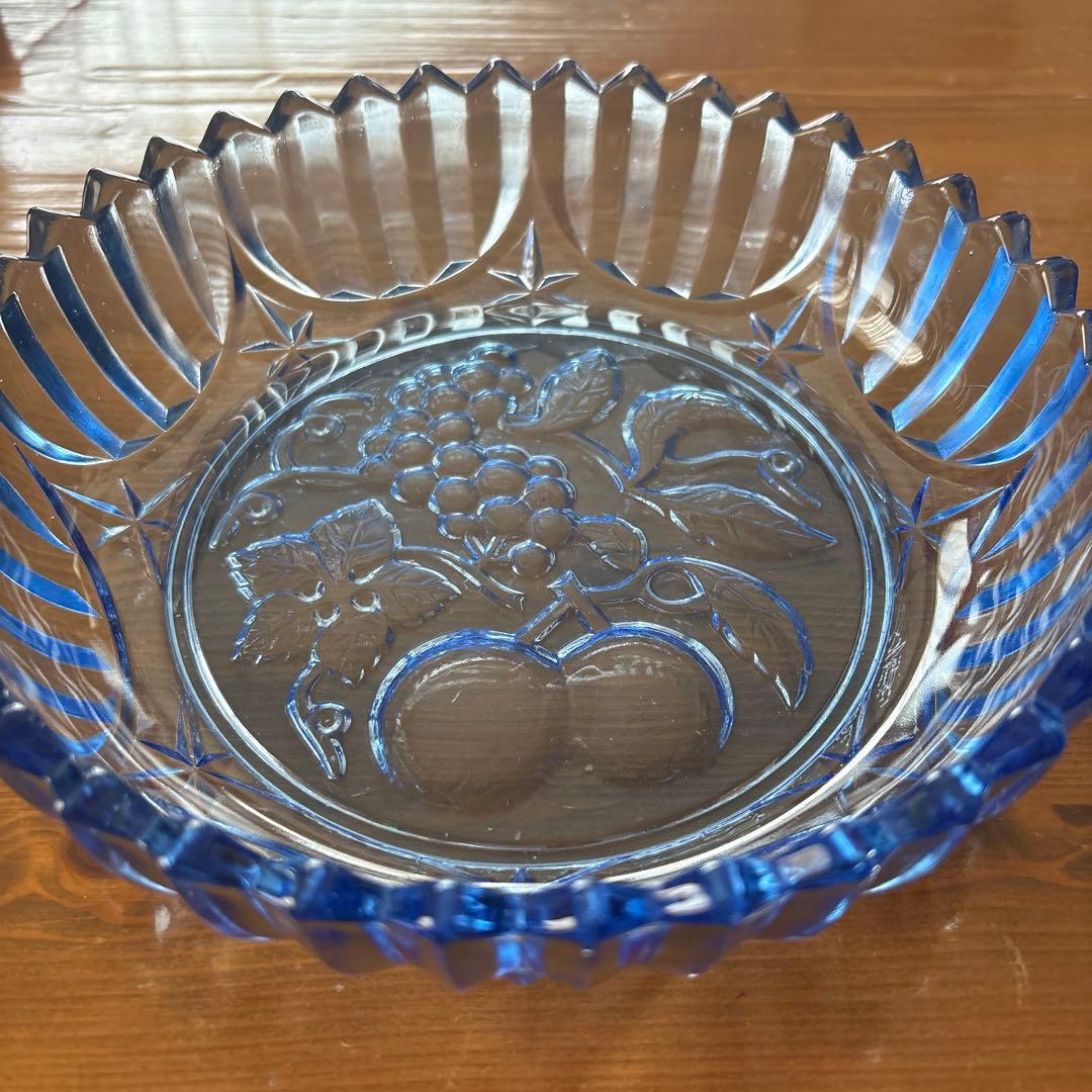 昭和レトロ 青いガラス皿 果物の彫刻 - メルカリ