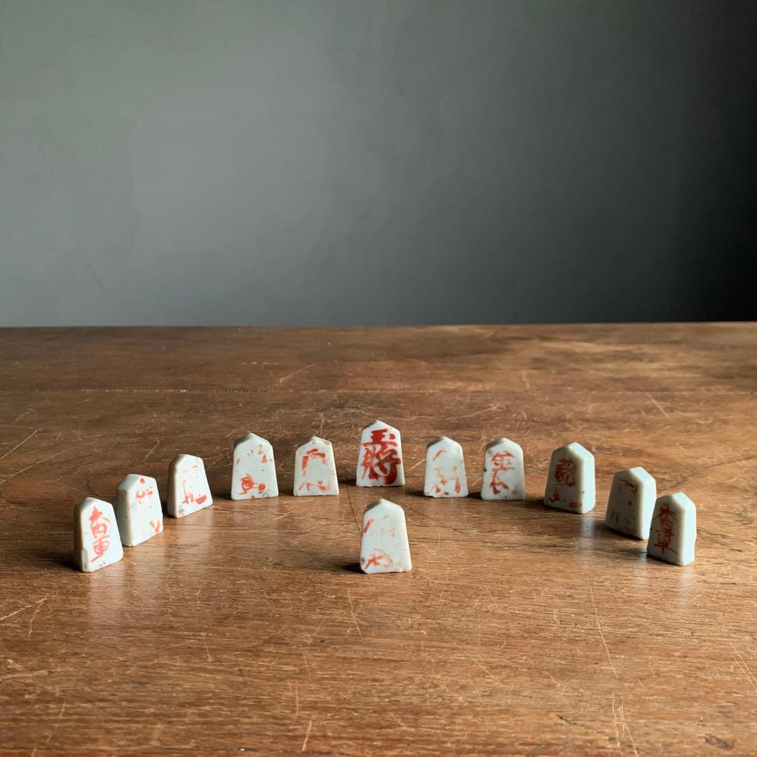 白磁 赤絵 将棋の駒 残欠 古美術 古道具 アンティーク 珍品 王将金将銀将飛車角 字入り 木箱 将棋 駒 アンティーク 白磁