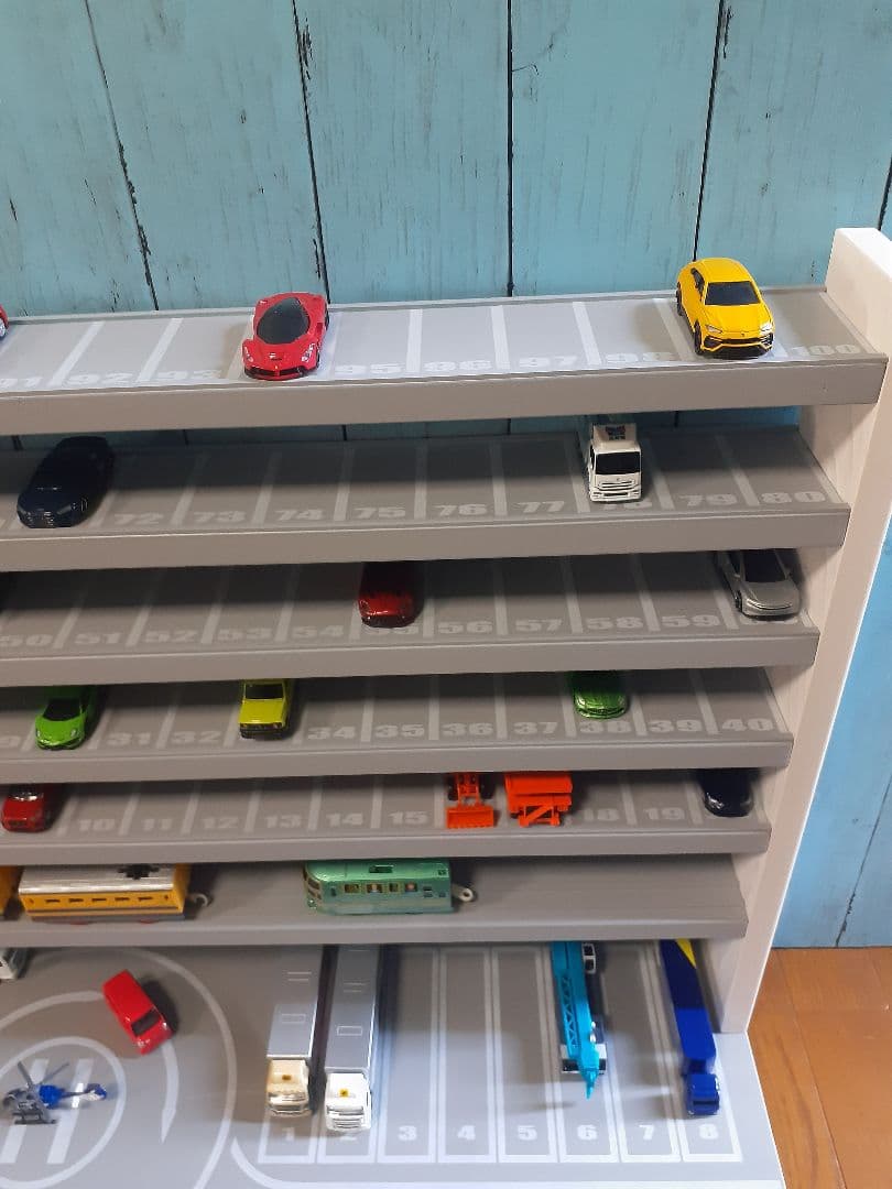 最新版7段トミカプラレール収納棚1枚板仕様ヘリポート付