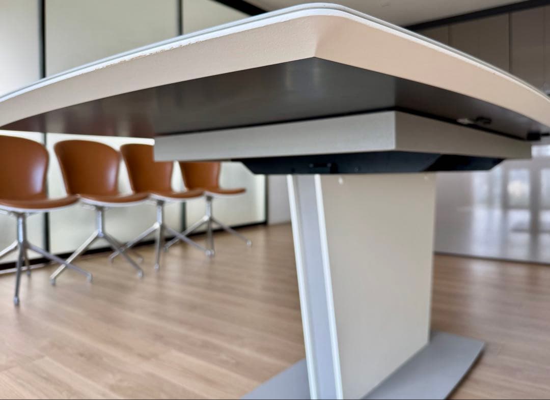 BoConcept ダイニングテーブルとチェア4脚のセット（送料込み）