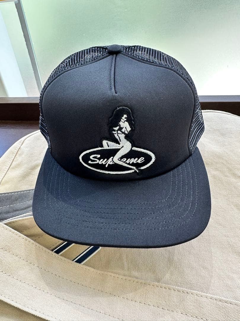 Supreme ブラック トラッカーキャップの通販はau PAY マーケット