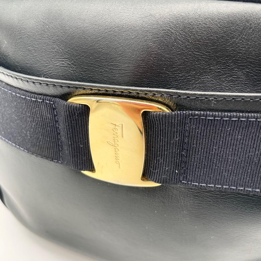 サルバトーレフェラガモ　ヴァラリボン　ショルダーバッグ　レザー　ネイビー