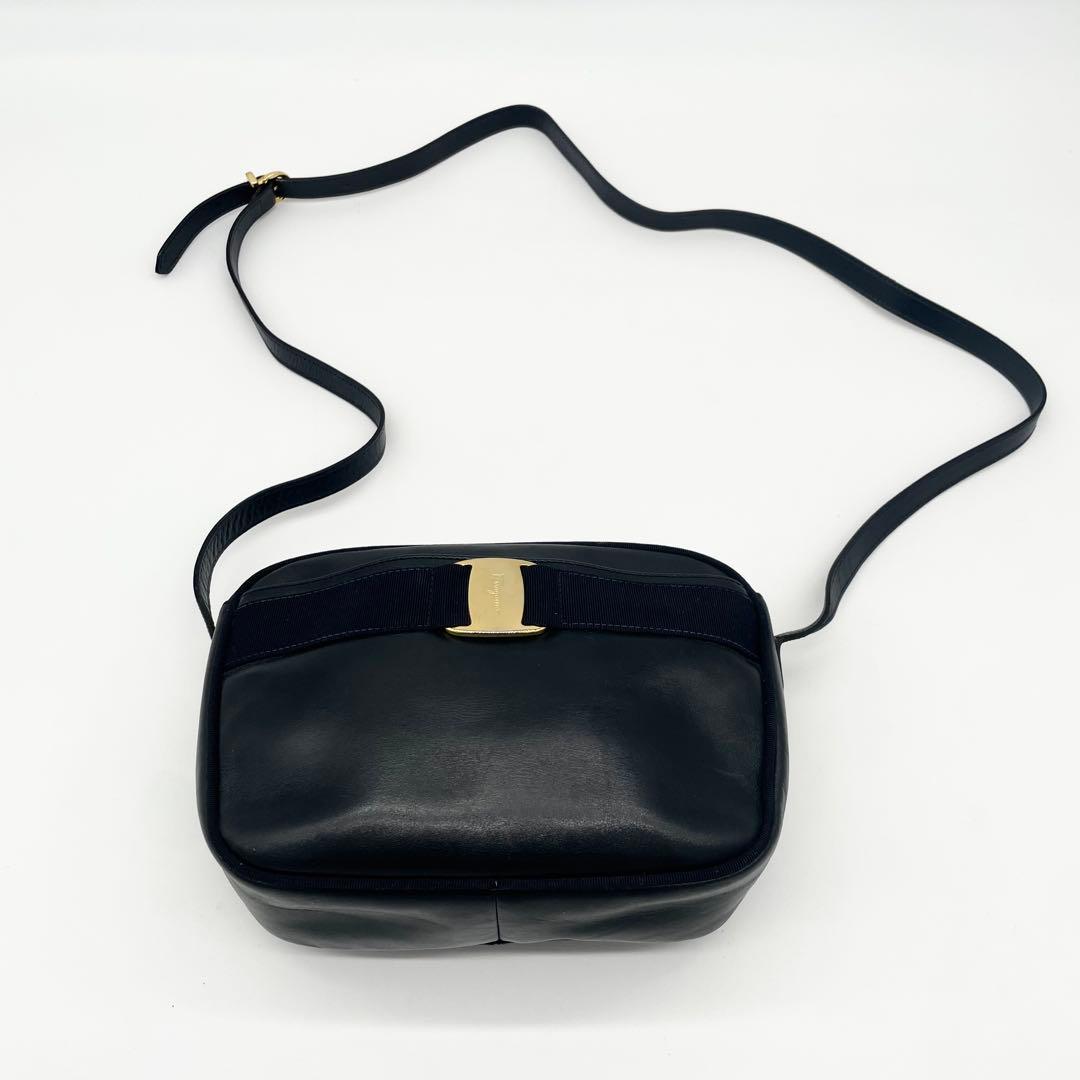 サルバトーレフェラガモ　ヴァラリボン　ショルダーバッグ　レザー　ネイビー