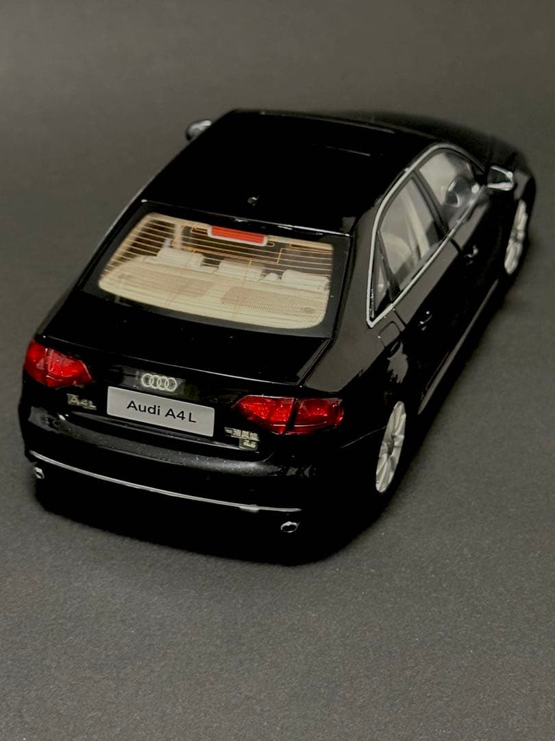 Audi A4 ミニカー 黒 1/18スケール