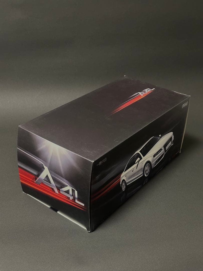 Audi A4 ミニカー 黒 1/18スケール