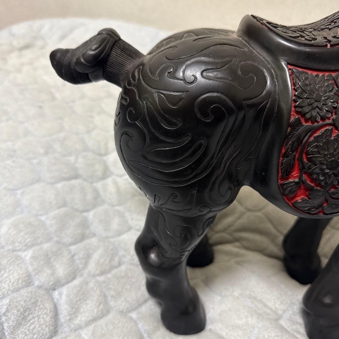 美品!堆朱堆黑馬細密彫刻縁起物置物唐物漆芸中国美術時代物