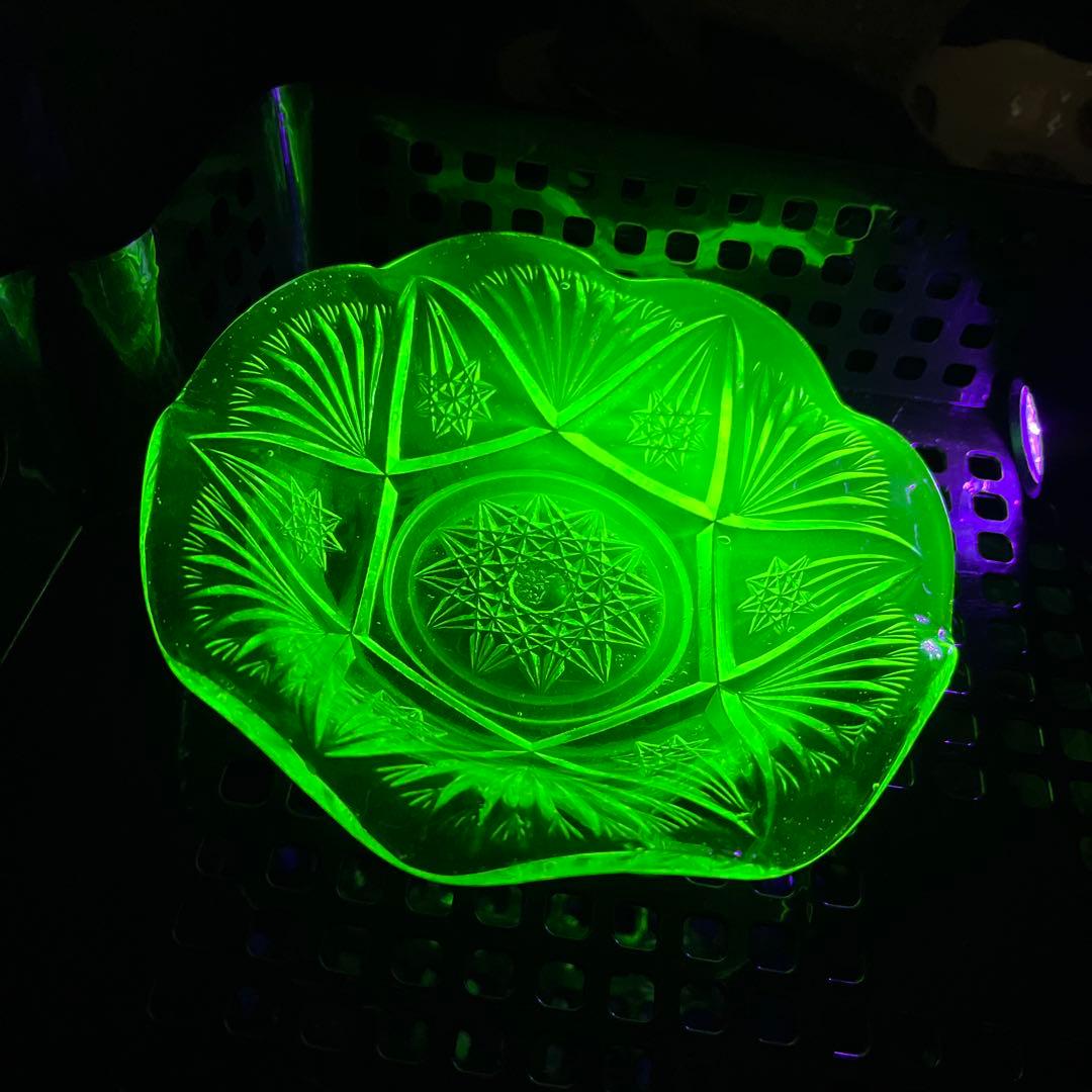 骨董　時代ガラス　フリル　切子調プレス　ライムグリーン　氷皿　ウラン １客② 骨董 時代ガラス フリル 切子調プレス ライムグリーン 氷皿 ウラン 1客②