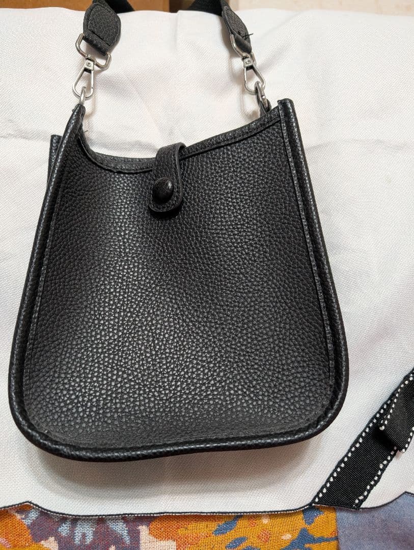 ブラックレザー パンチング ショルダーバッグ