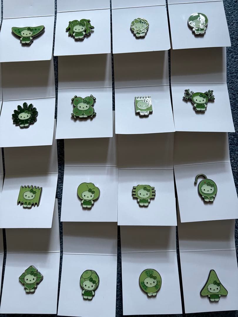 大阪関西万博　日本館　藻類、キティピンバッチ　32種　コンプリートセット