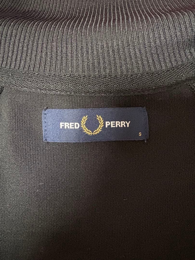 FRED PERRY黒のトラックジャケット、人気の商品