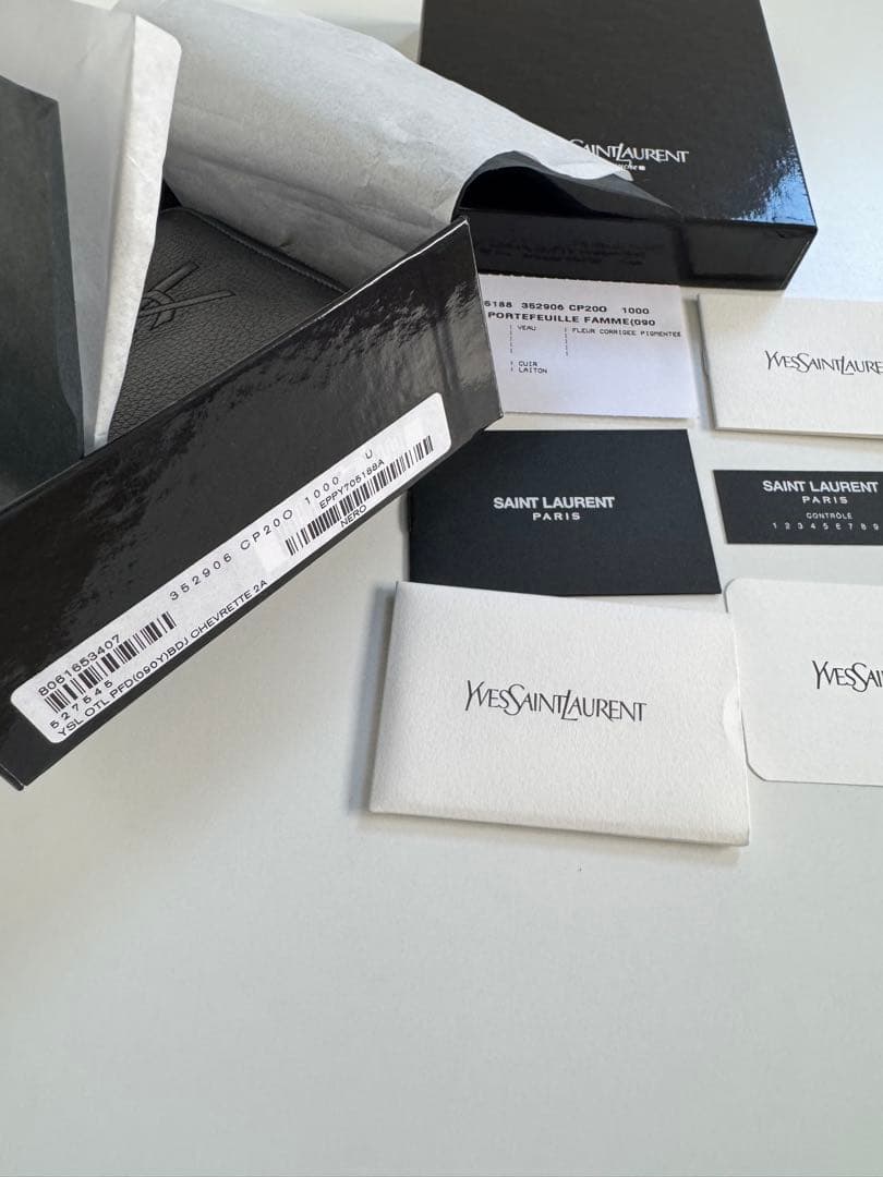 【状態◎】Yves Saint Laurent ブラック 二つ折り財布