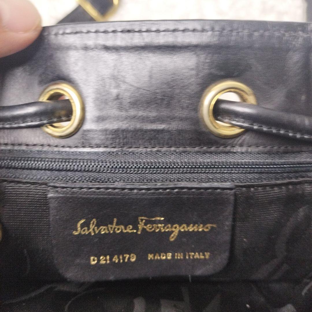 美品✨フェラガモ 巾着 ショルダーバッグ ヴァラ ガンチーニ ブラック