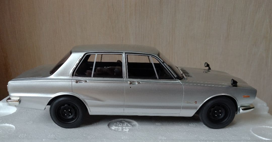 【限定７００台】京商 サムライ 1/18 ハコスカ 4ドア PGC10