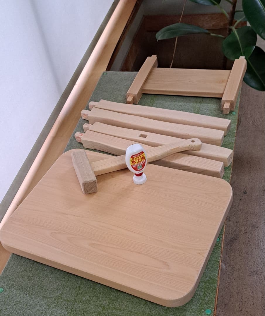 Aurelius さまへ桧スツールと ４段チェストです。