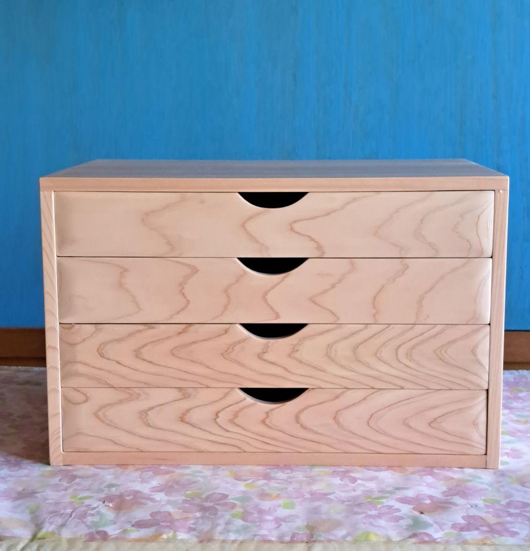 Aurelius さまへ桧スツールと ４段チェストです。