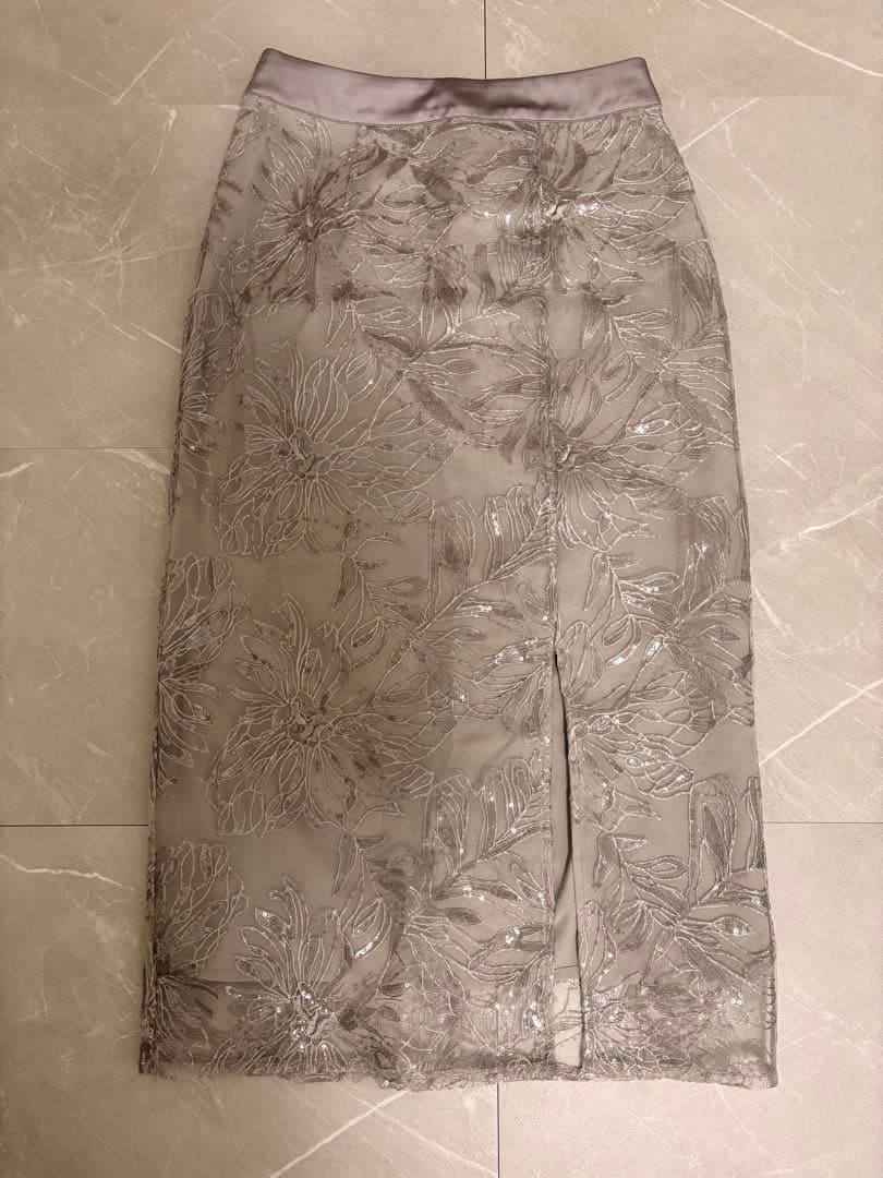 LEJAシアーパフスリーブペプラムスパンコール花柄セットアップドレス