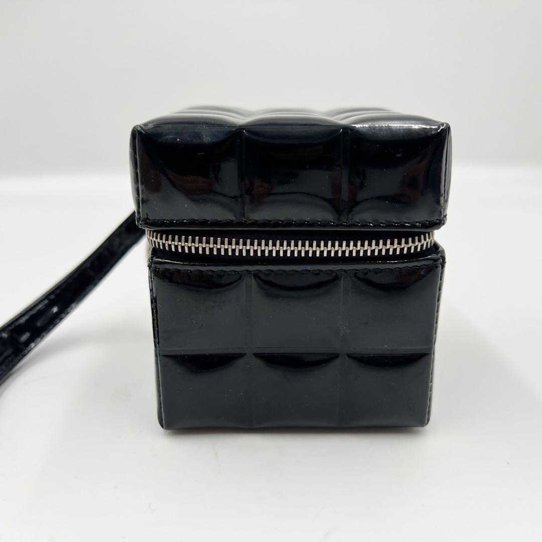 CHANEL シャネル　ココマーク　エナメル　バニティ　ポーチ　ブラック
