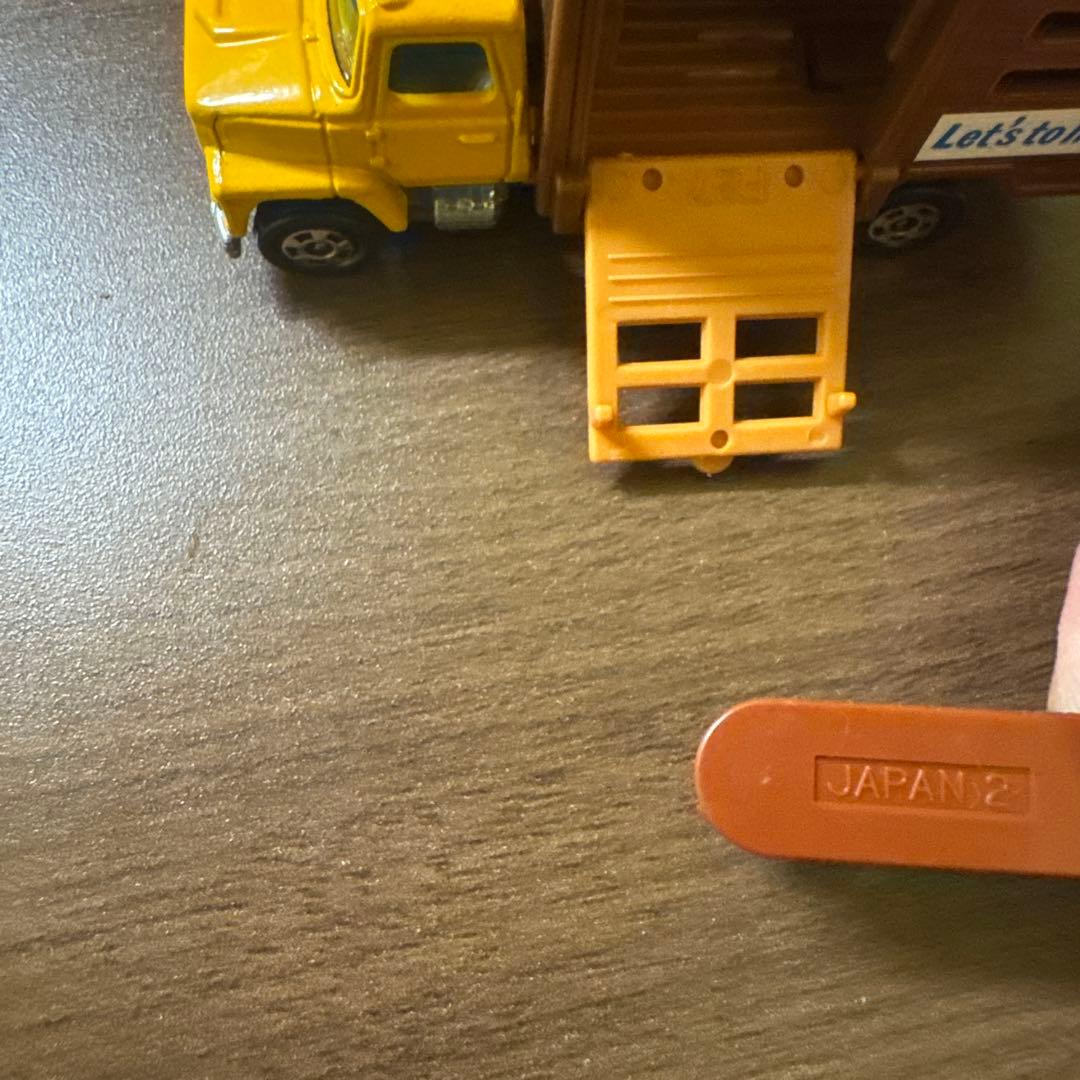 タータンです　トミカ フォードキャトルトラック 107 赤箱 日本製