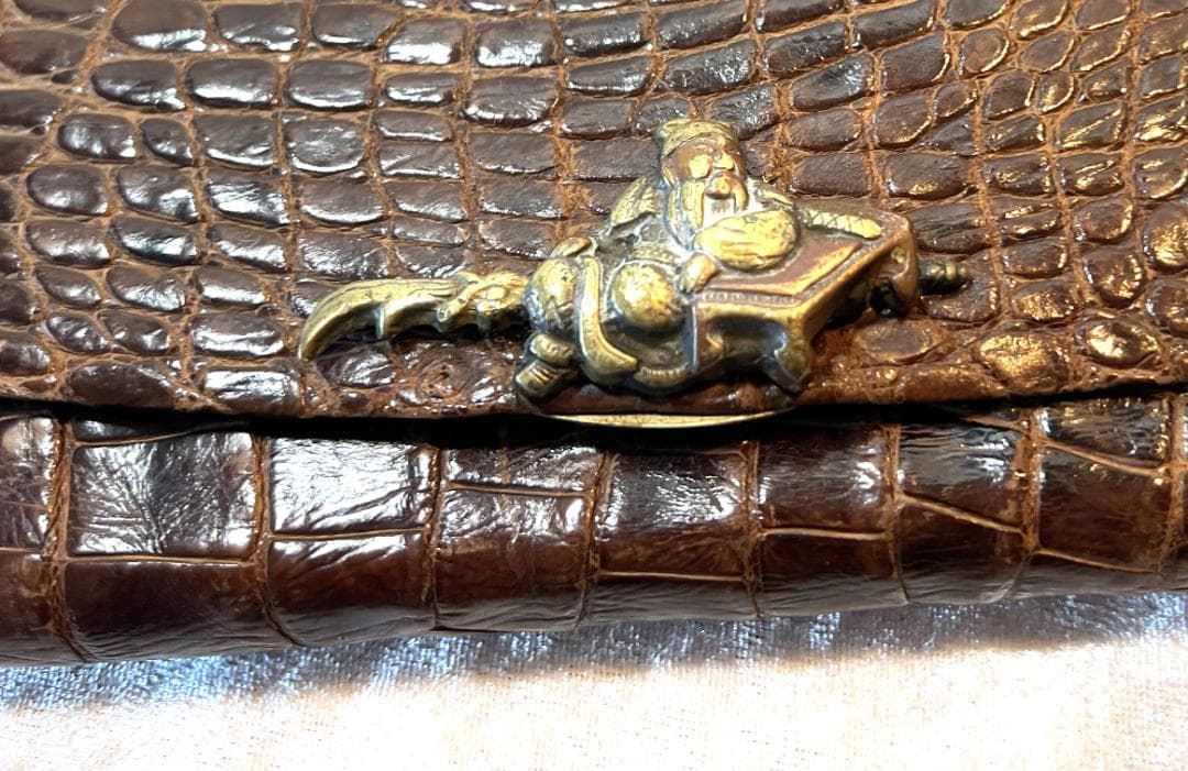 煙草入れ　革製　煙管入れと煙草入れと緒締め付き　前金具は三国志の関羽