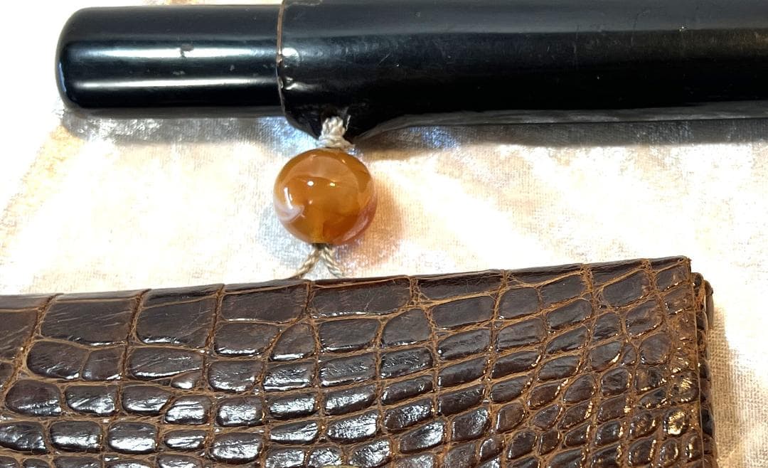 煙草入れ　革製　煙管入れと煙草入れと緒締め付き　前金具は三国志の関羽