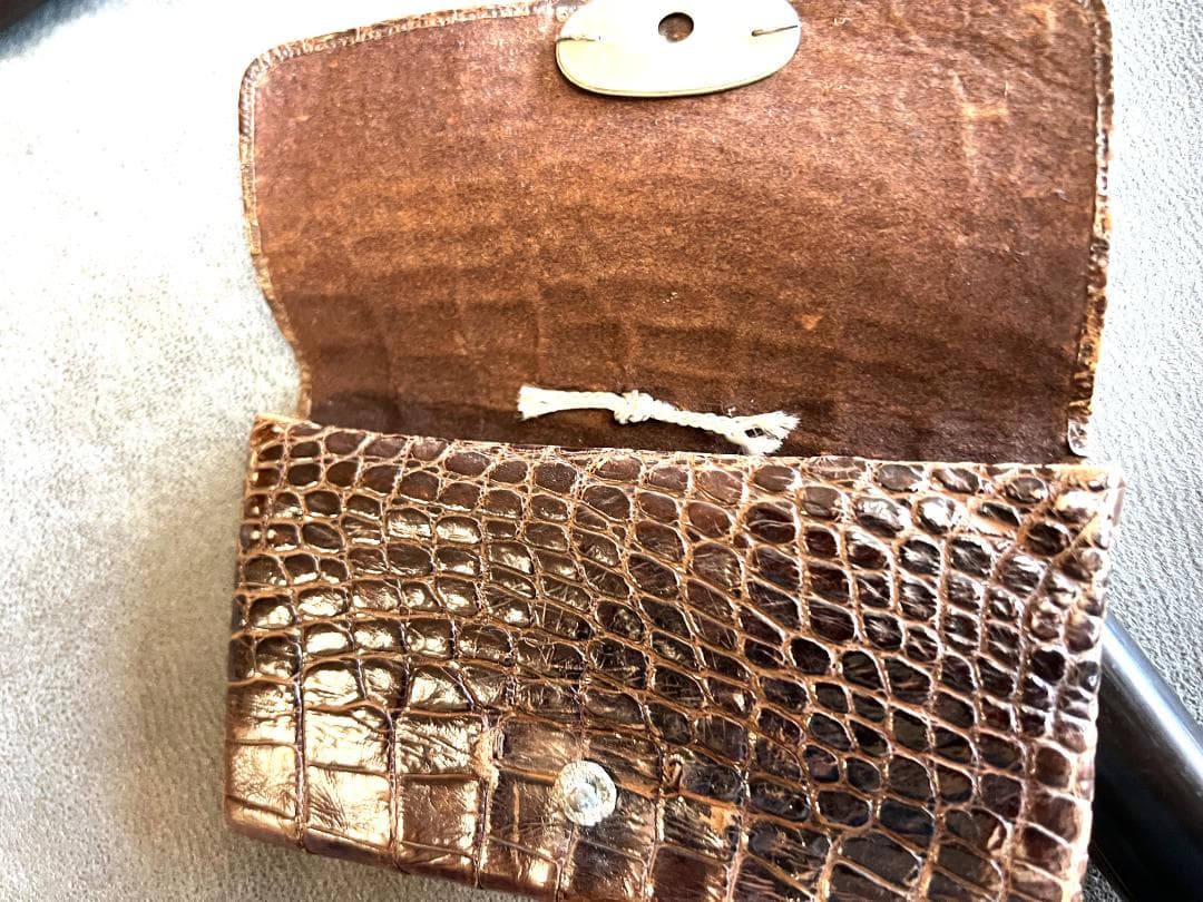 煙草入れ　革製　煙管入れと煙草入れと緒締め付き　前金具は三国志の関羽