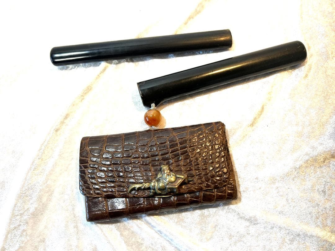 煙草入れ　革製　煙管入れと煙草入れと緒締め付き　前金具は三国志の関羽