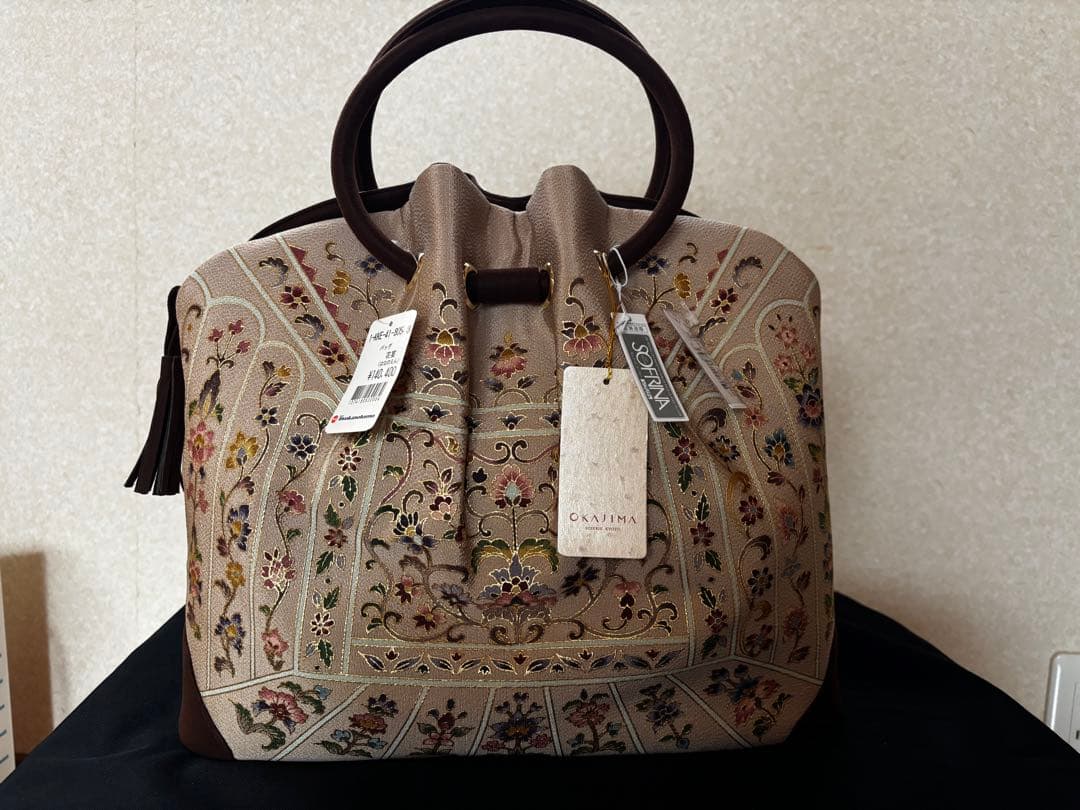 刺繍入りベージュ系ハンドバッグ