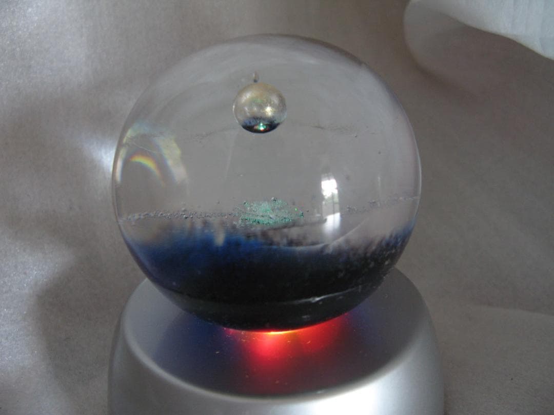 宇宙の銀河をモチーフにしたオブジェ 惑星 ガラスのアーティスト