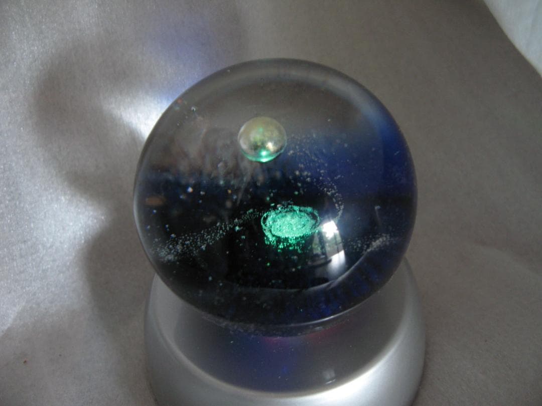 宇宙の銀河をモチーフにしたオブジェ 惑星 ガラスのアーティスト