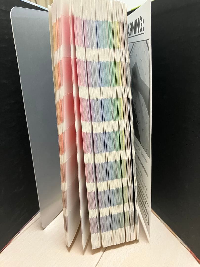 PANTONE PLUS SERIES 色見本帳 uncoated - メルカリ