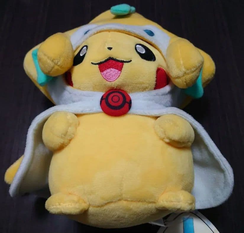 ポケモンぬいぐるみ ジラーチのポンチョを着たピカチュウ