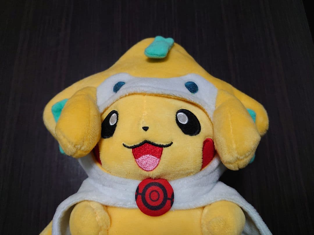 ポケモンぬいぐるみ ジラーチのポンチョを着たピカチュウ
