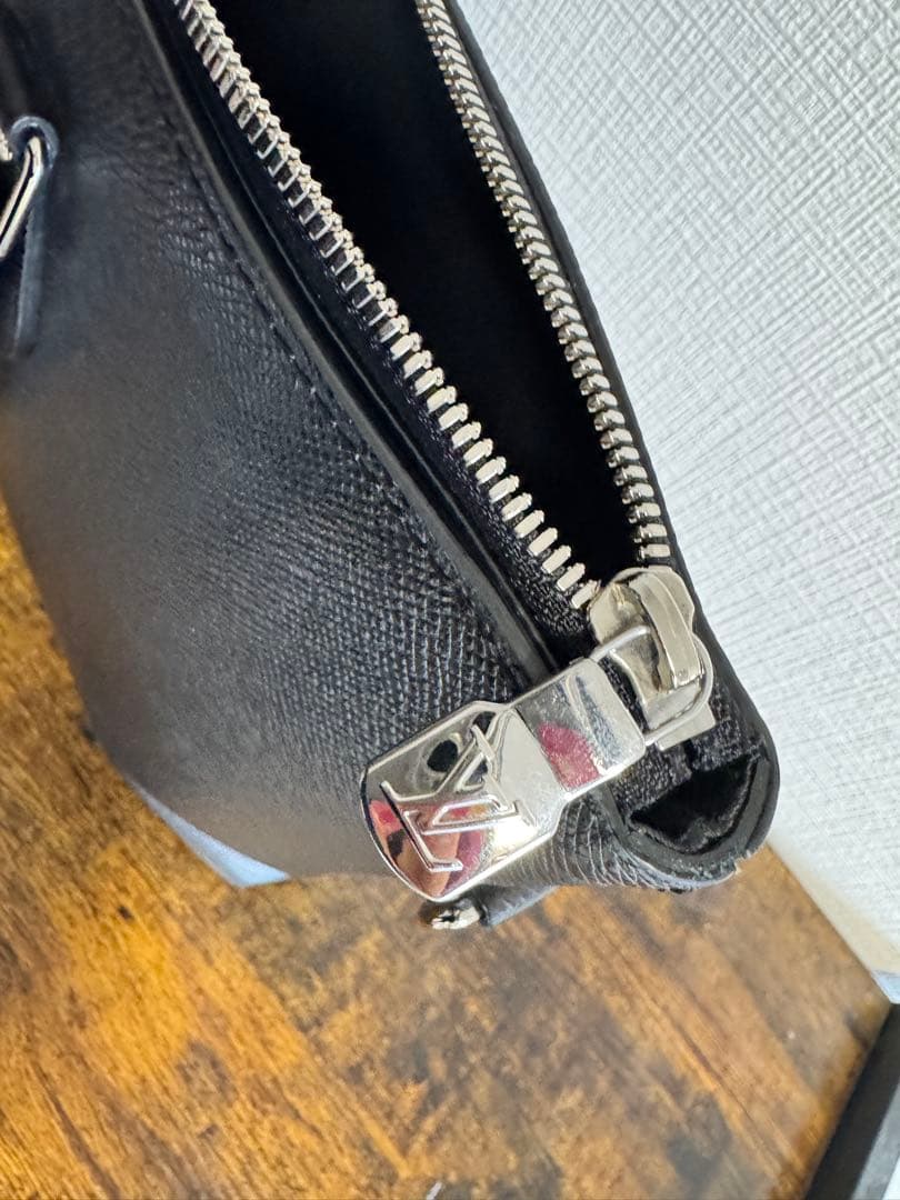 黒のビジネスバッグ 合成皮革製　ヴィトン